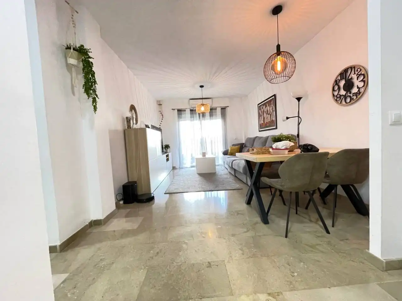 Sala de estar de Piso de alquiler en Estepona con Aire acondicionado, Calefacción y Terraza