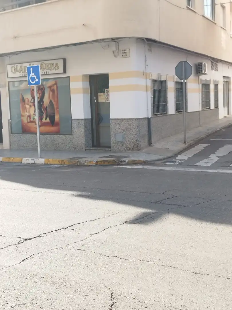 Local comercial en alquiler en Calle Santa Marta, imagen 2