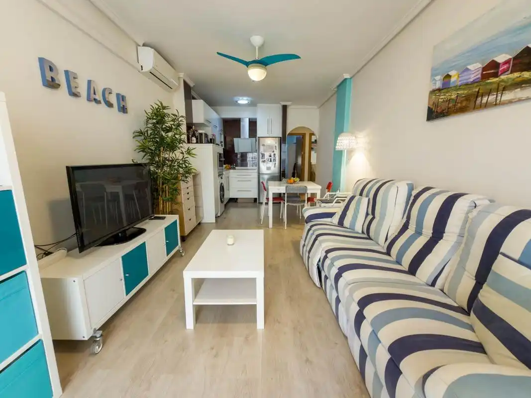 Sala de estar de Piso de alquiler en Torrevieja con Aire acondicionado, Amueblado y Balcón