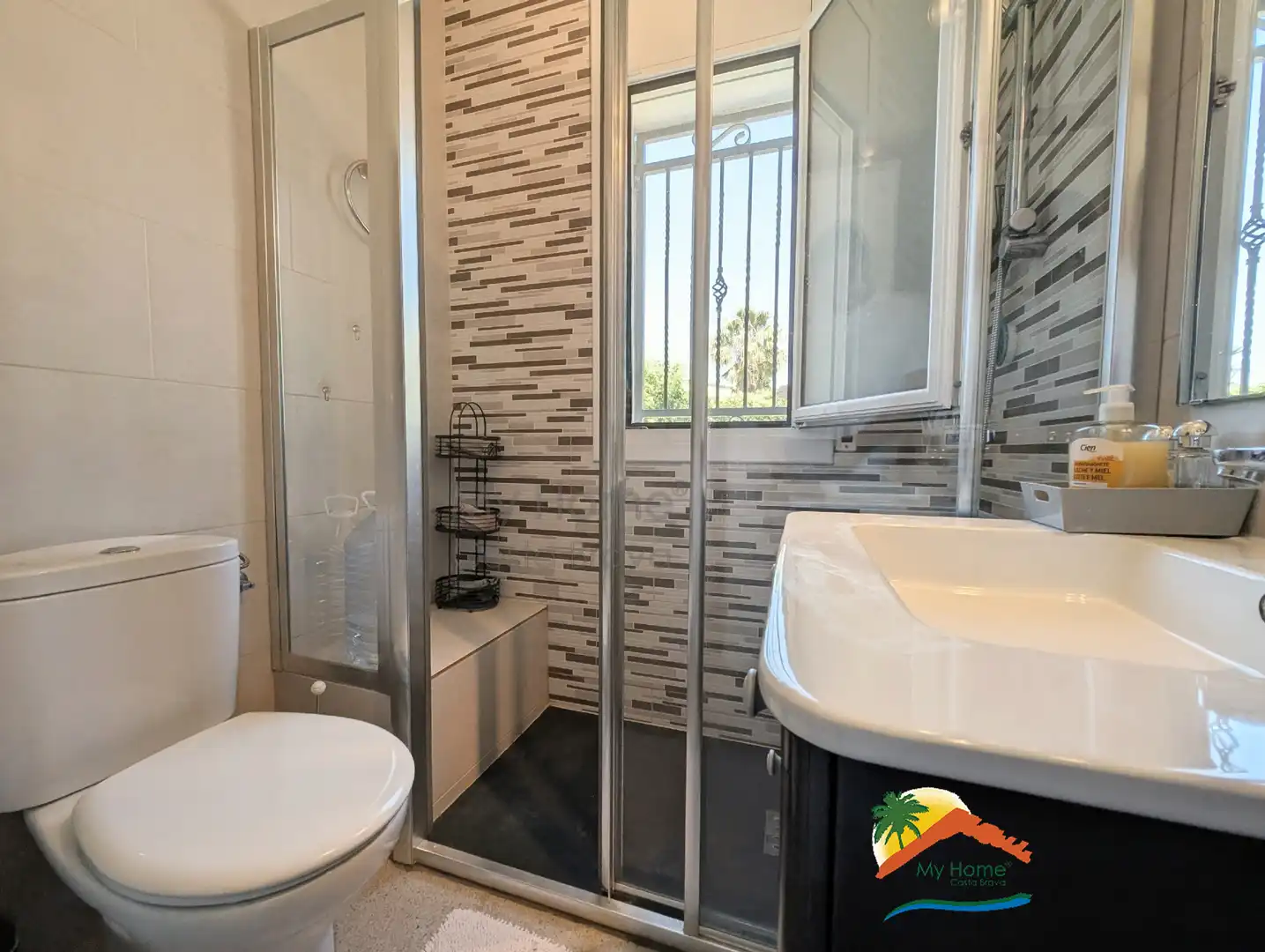 Badezimmer von Haus oder Chalet zum Verkauf in Lloret de Mar mit Heizung, Privatgarten und Terrasse