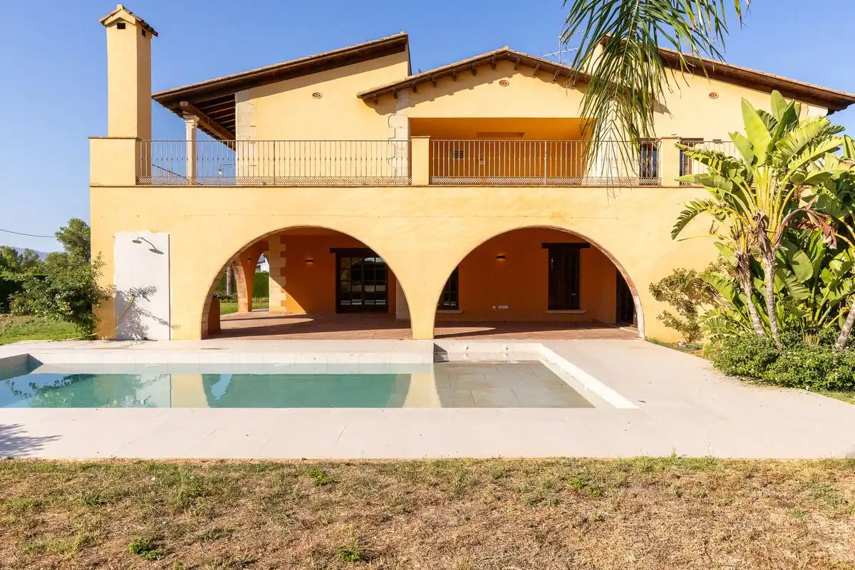 Casa amb terrassa en venda a Carrer Montnegre