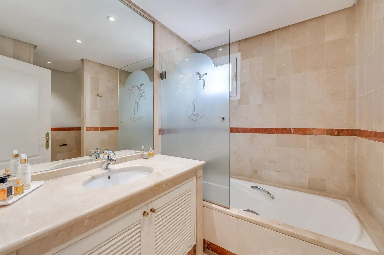Bathroom of Duplexes for rent in Marbella  with Air Conditioner, Furnished and TV