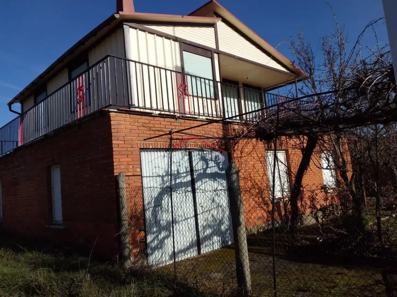 Vista exterior de Casa o xalet en venda en Vegas del Condado amb Calefacció, Jardí privat i Terrassa