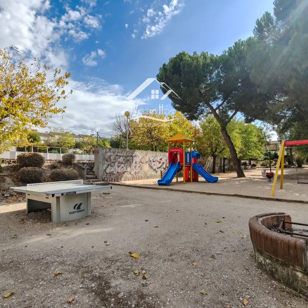 Vista exterior de Casa adosada en venta en Rivas-Vaciamadrid con Aire acondicionado, Calefacción y Jardín privado