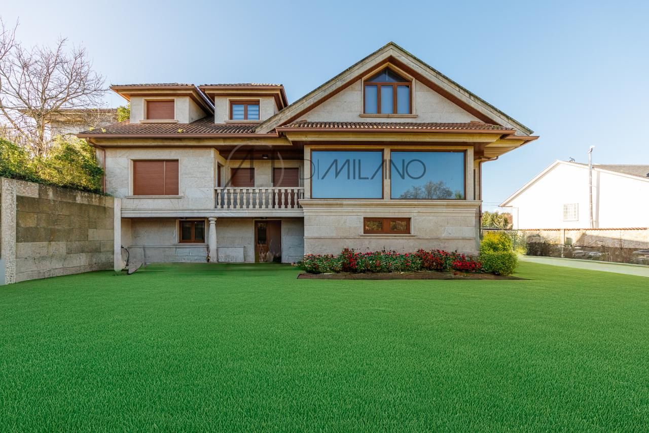Vista exterior de Casa o xalet en venda en Vilagarcía de Arousa amb Calefacció, Jardí privat i Terrassa