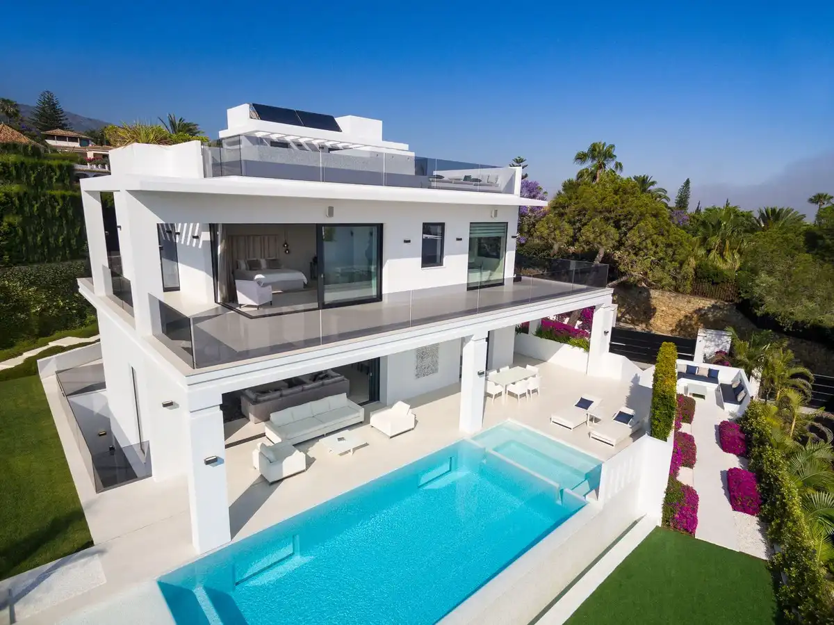 Vista exterior de Casa o xalet en venda en Marbella amb Jardí privat, Terrassa i Piscina