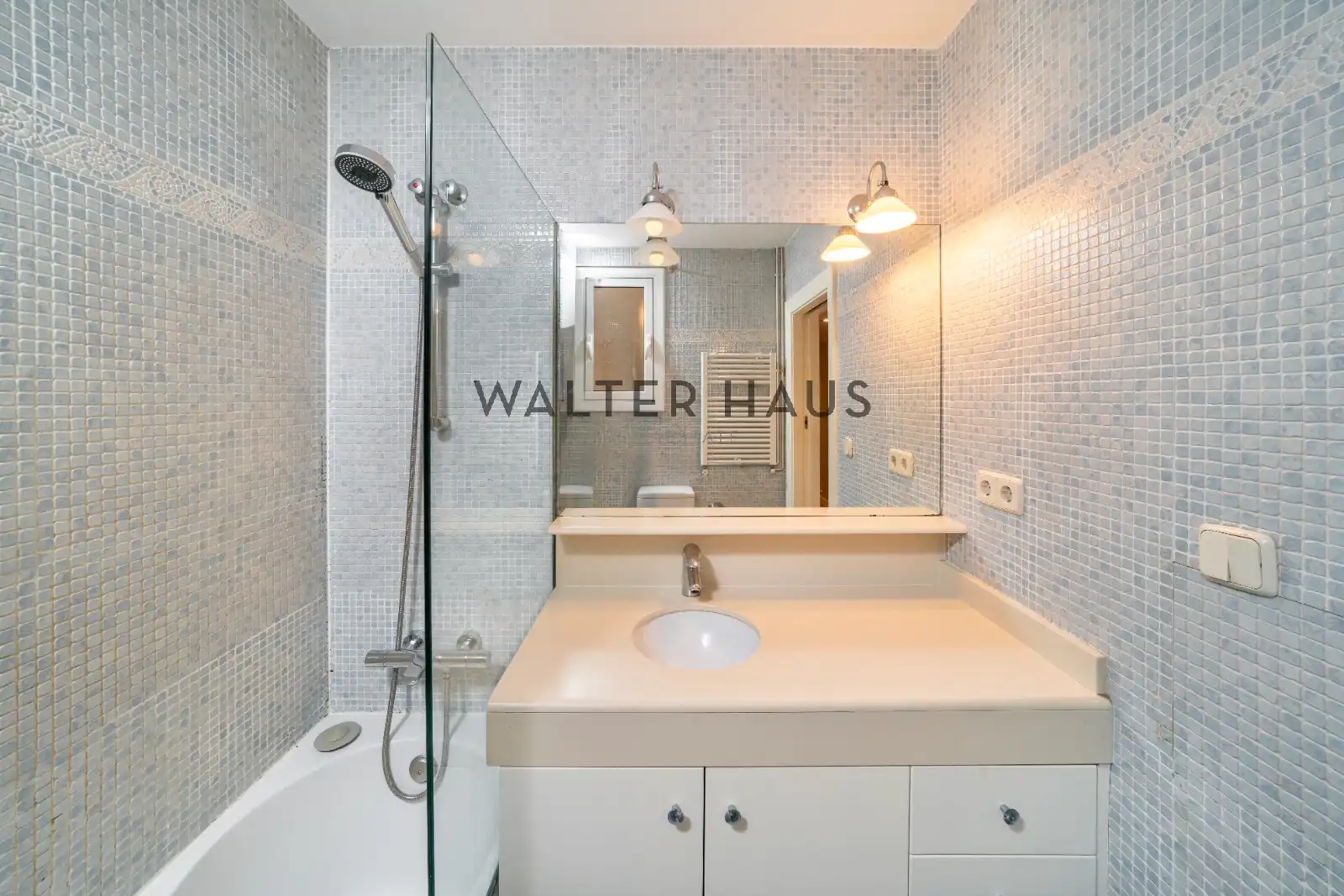 Badezimmer von Wohnung zum Verkauf in Barcelona mit Klimaanlage, Heizung und Parkett