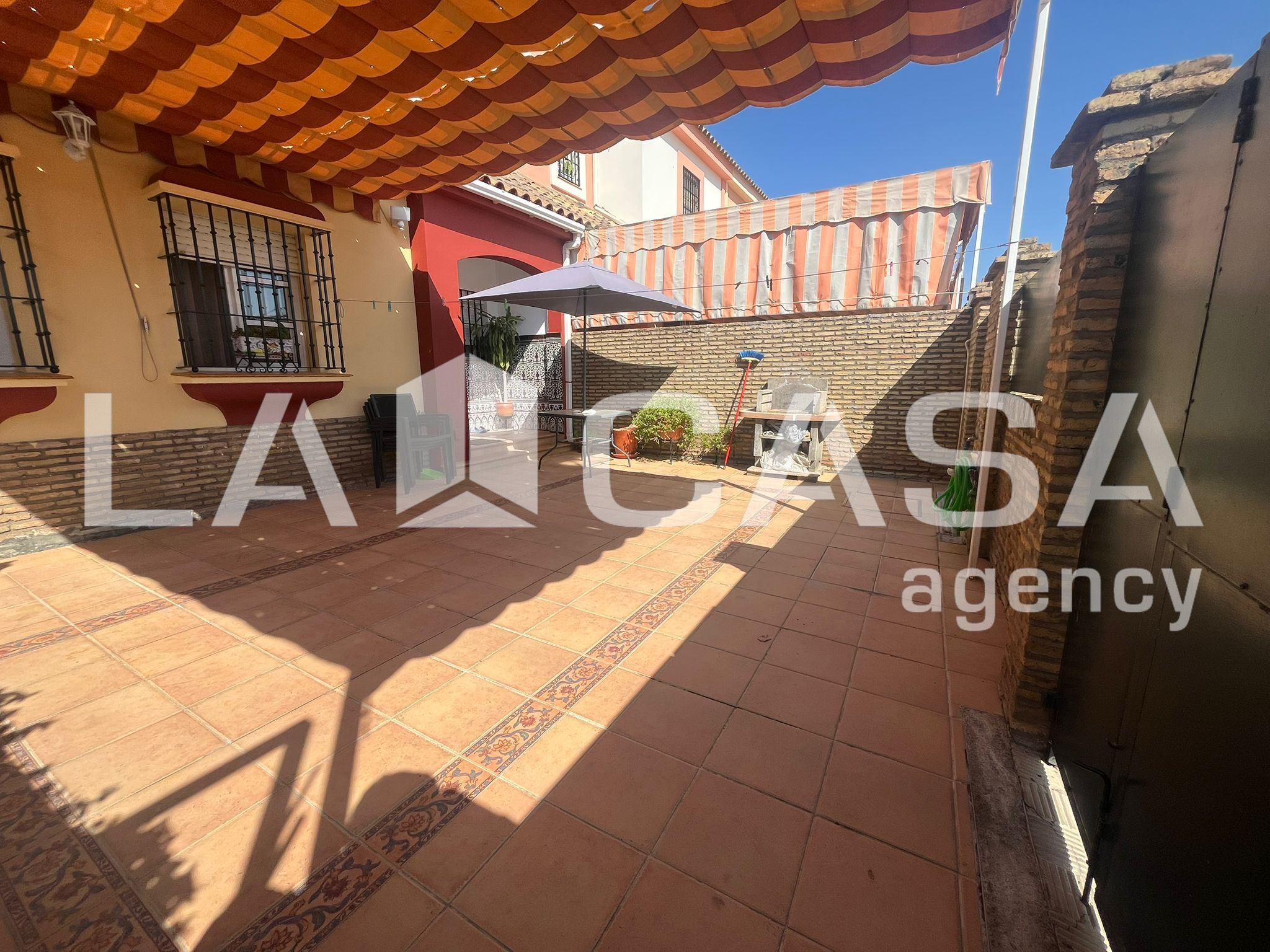 Terrassa de Casa adosada en venda en Dos Hermanas amb Aire condicionat, Calefacció i Terrassa