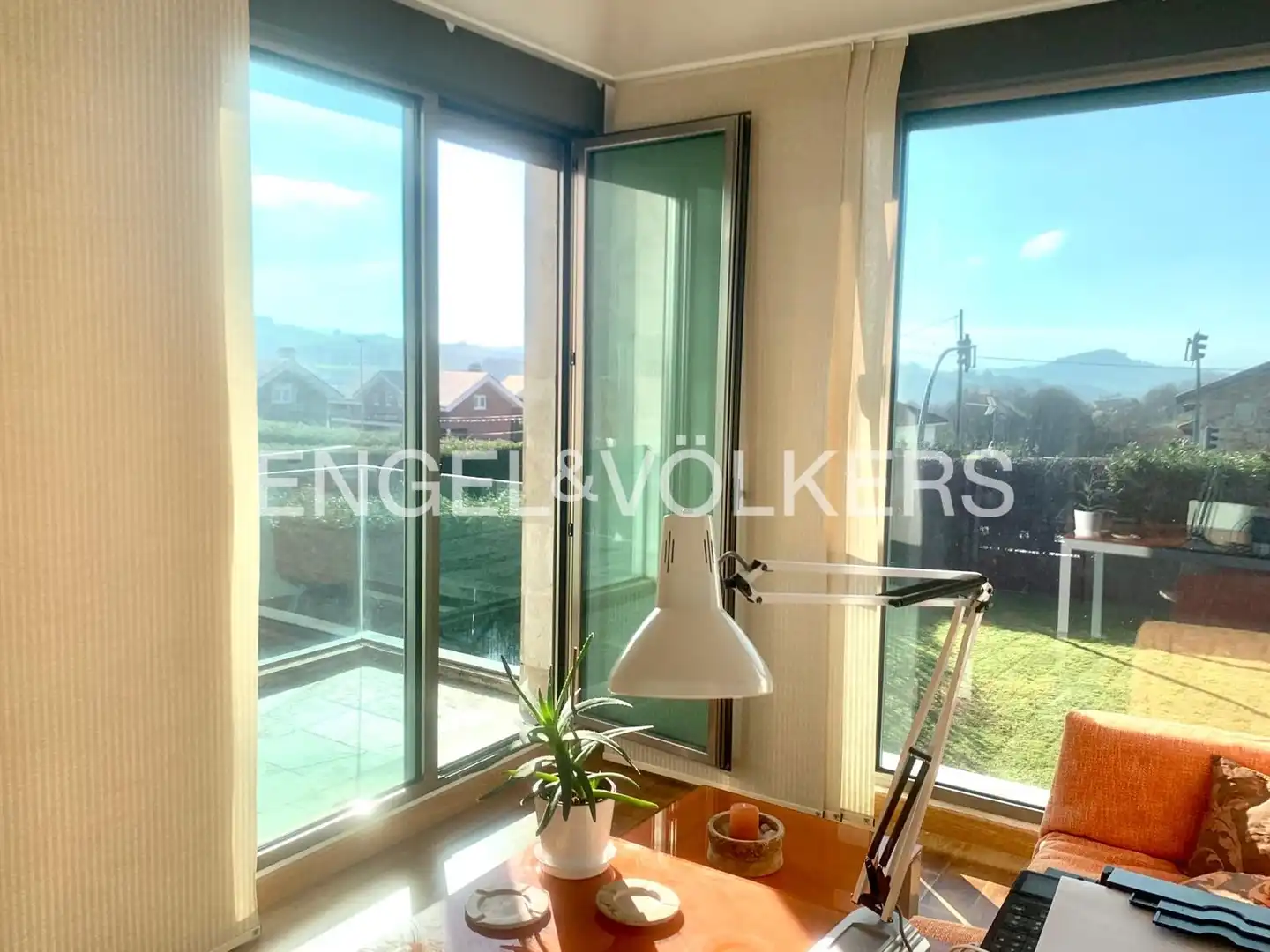 Terrassa de Casa o xalet en venda en Santa Cruz de Bezana amb Calefacció, Jardí privat i Parquet
