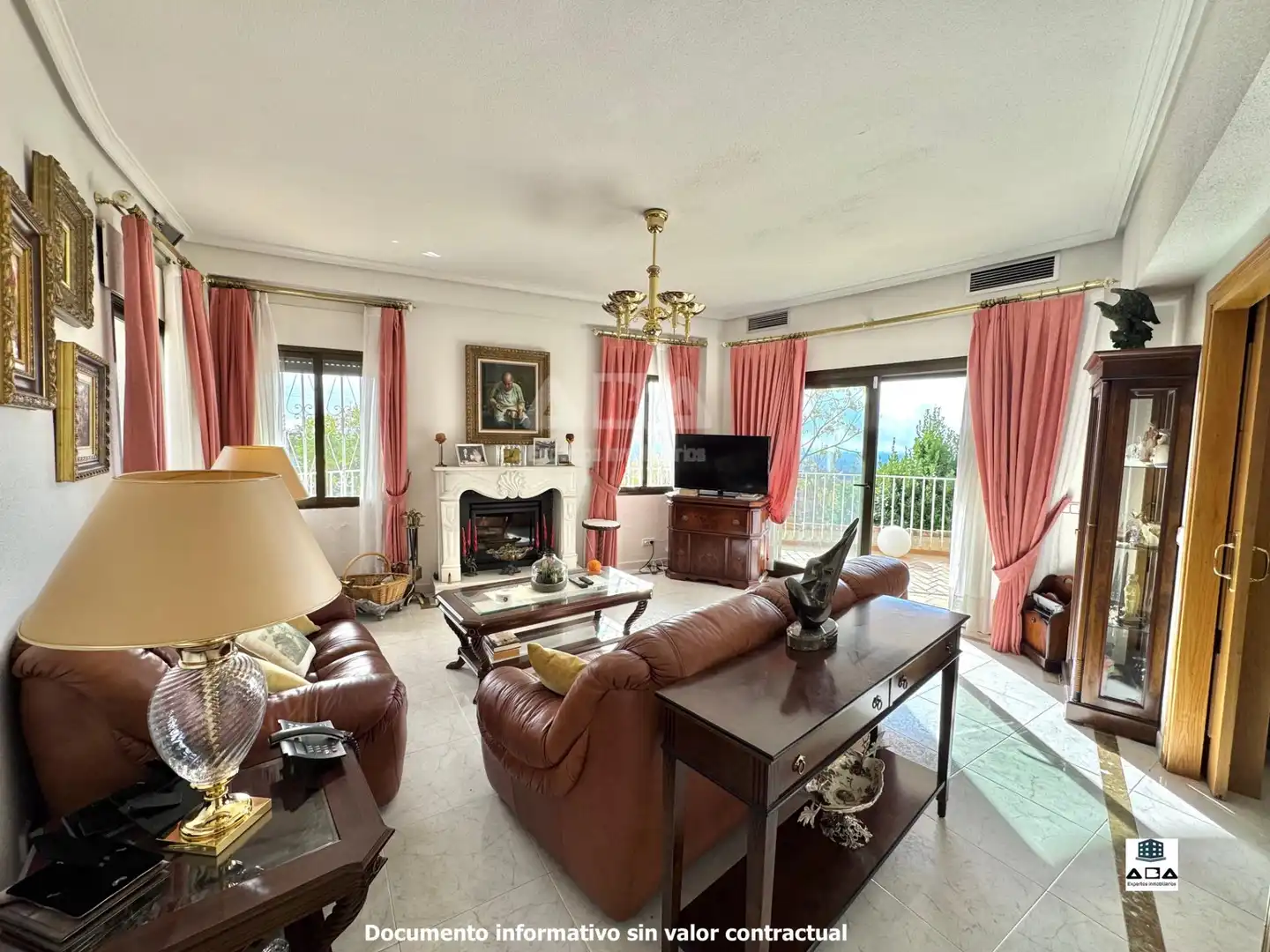 Sala de estar de Casa o chalet en venta en Poyales del Hoyo con Aire acondicionado, Calefacción y Jardín privado