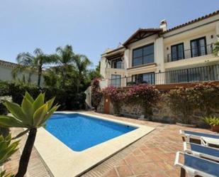 Vista exterior de Casa o xalet de lloguer en Benahavís amb Aire condicionat, Terrassa i Piscina