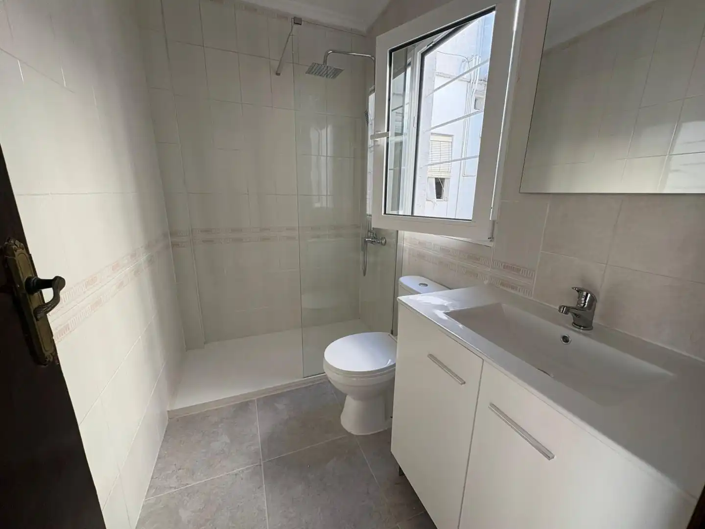 Baño de Piso de alquiler en Villanueva de Castellón con Alarma