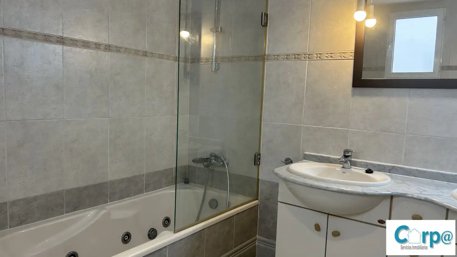 Bathroom of Houses for rent in Tavernes Blanques  with Air Conditioner, Heating and Parquet flooring