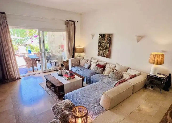 Sala d'estar de Casa adosada en venda en Estepona amb Aire condicionat, Calefacció i Jardí privat