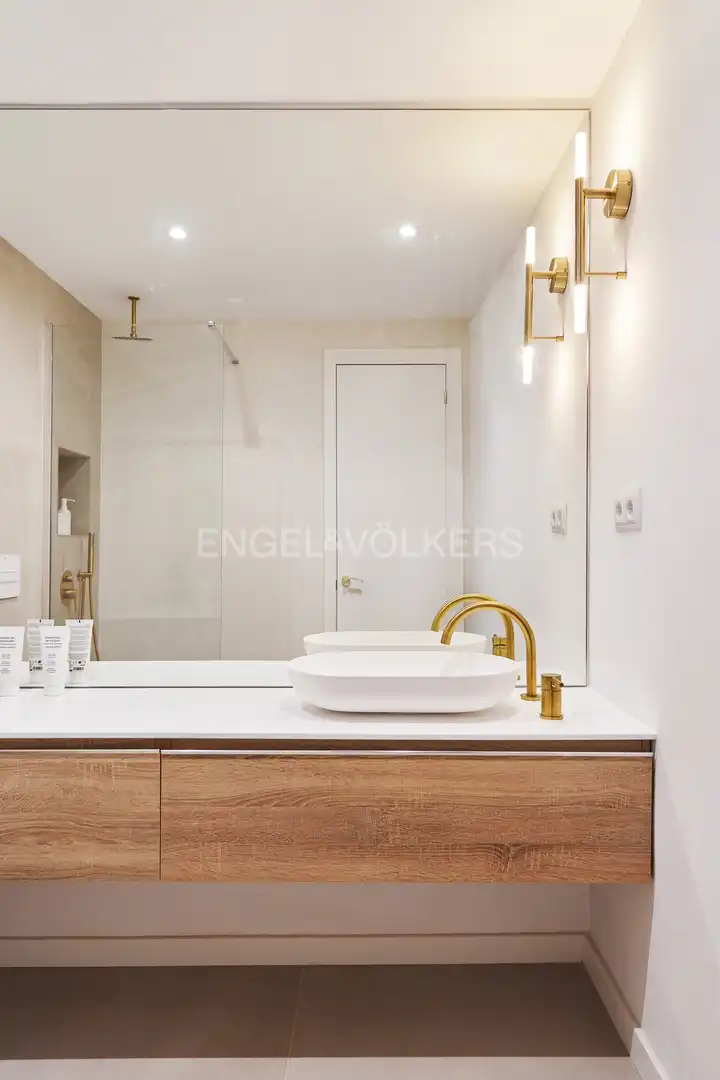 Baño de Piso de alquiler en Barcelona con Aire acondicionado, Calefacción y Balcón