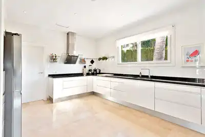 Cuina de Casa o xalet en venda en Marbella amb Aire condicionat, Calefacció i Jardí privat