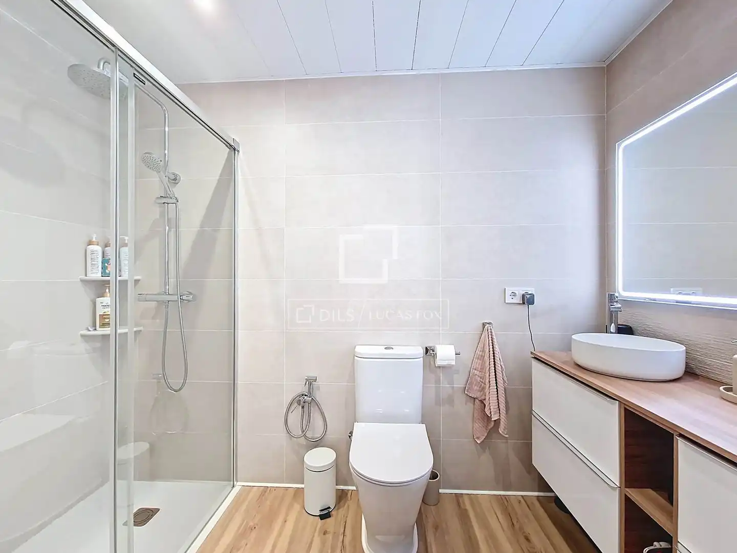 Badezimmer von Haus oder Chalet zum Verkauf in Vilanova i la Geltrú mit Klimaanlage, Heizung und Parkett