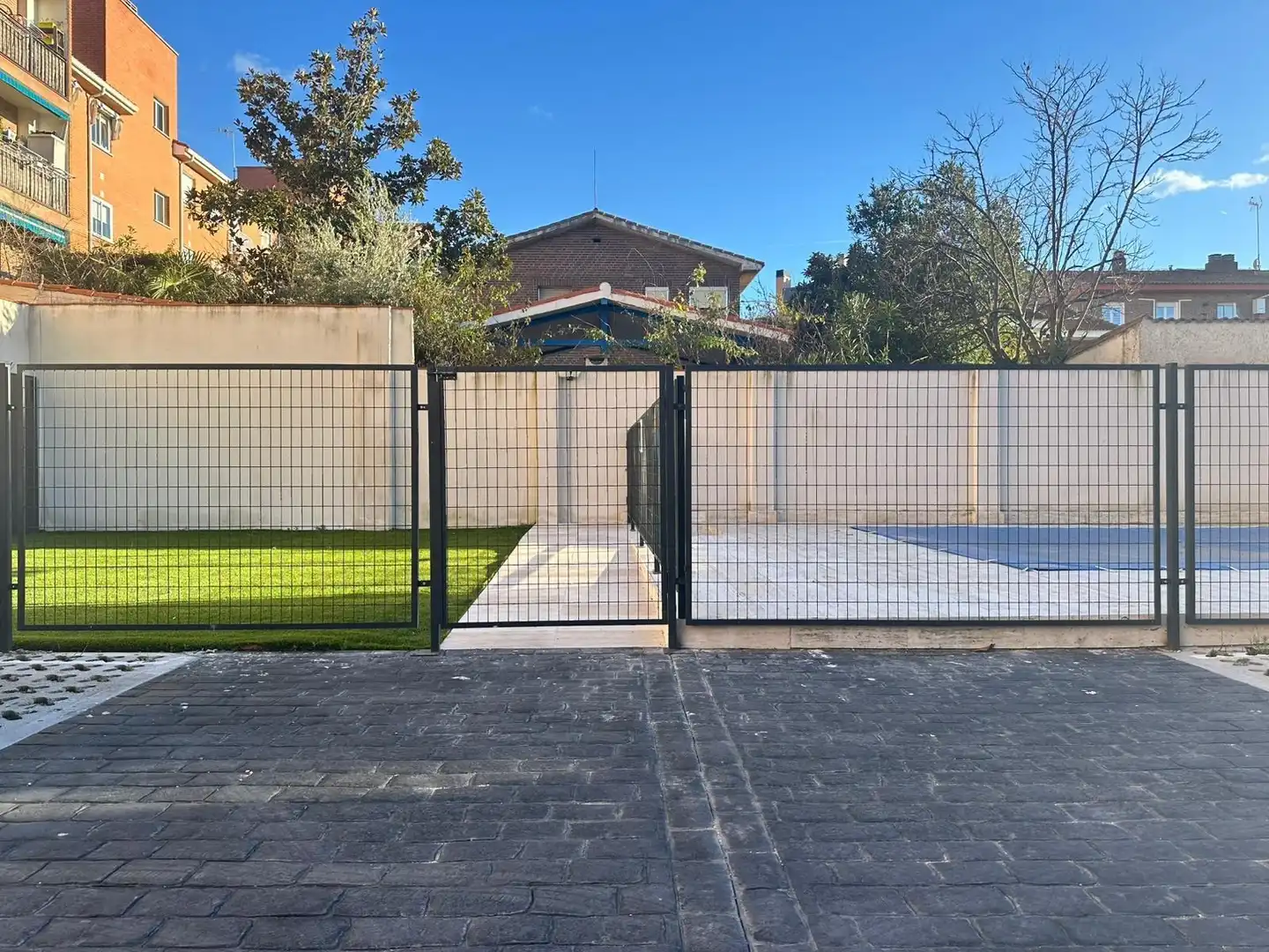 Vista exterior de Piso en venta en Madrid con Calefacción y Piscina comunitaria