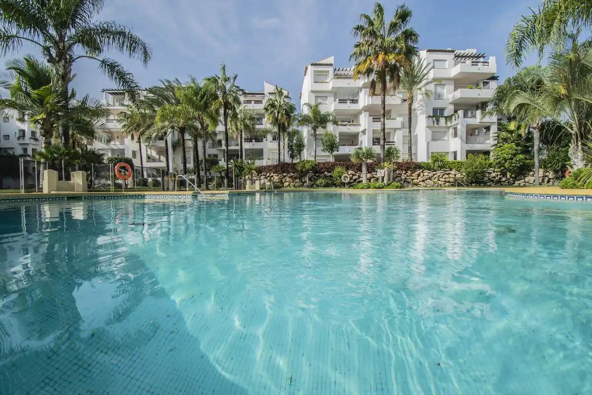 Außenansicht von Dachboden zum Verkauf in Estepona mit Klimaanlage, Terrasse und Möbliert