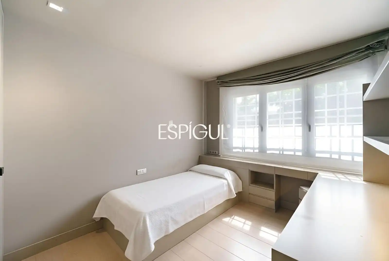 Bedroom of Flat for rent in Sant Cugat del Vallès  with Air Conditioner, Heating and Parquet flooring