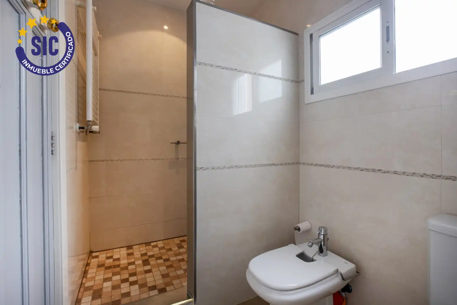 Baño de Piso en venta en Valencia con Calefacción, Trastero y Balcón