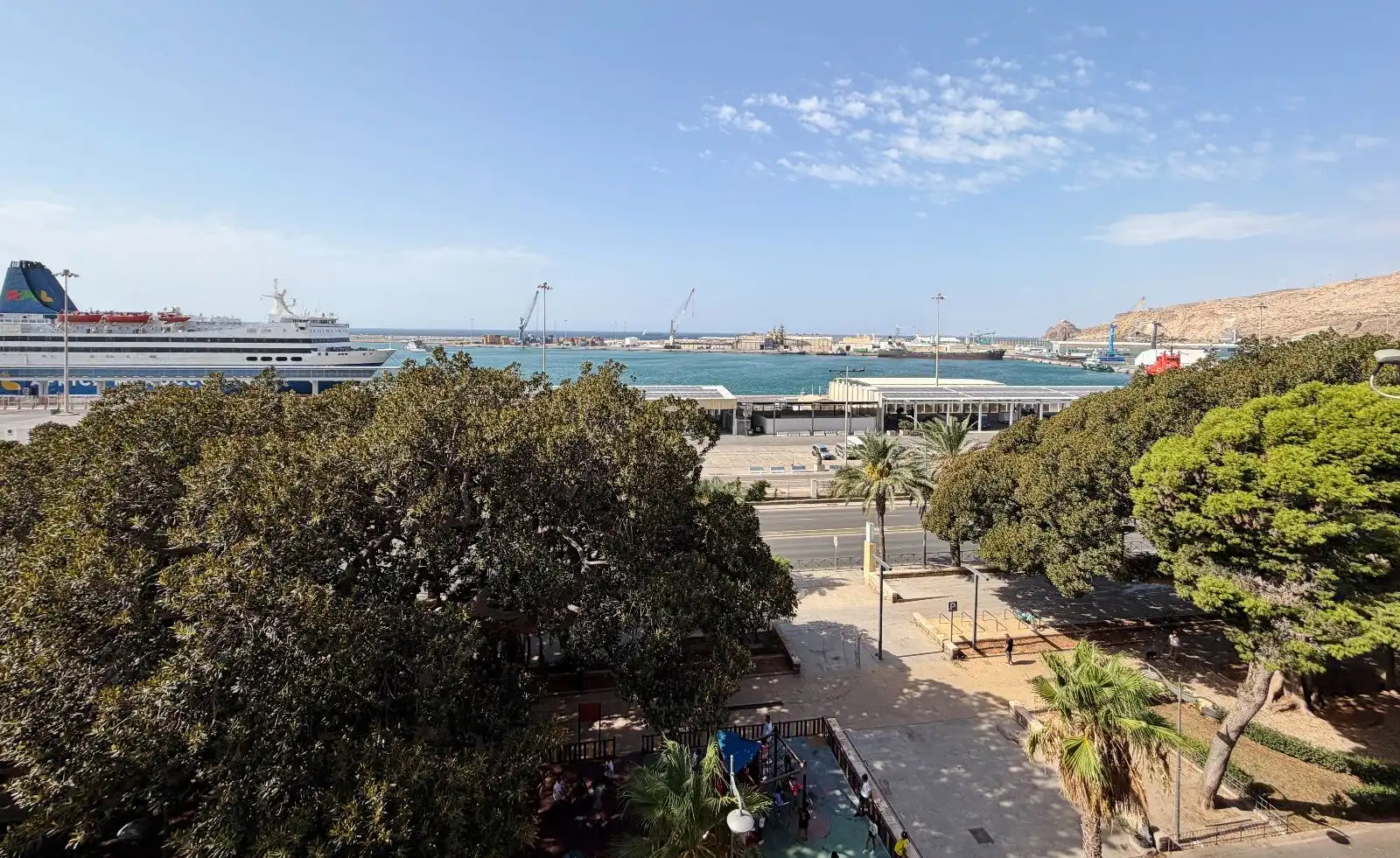 Vista exterior de Pis de lloguer en Almería amb Aire condicionat i Moblat