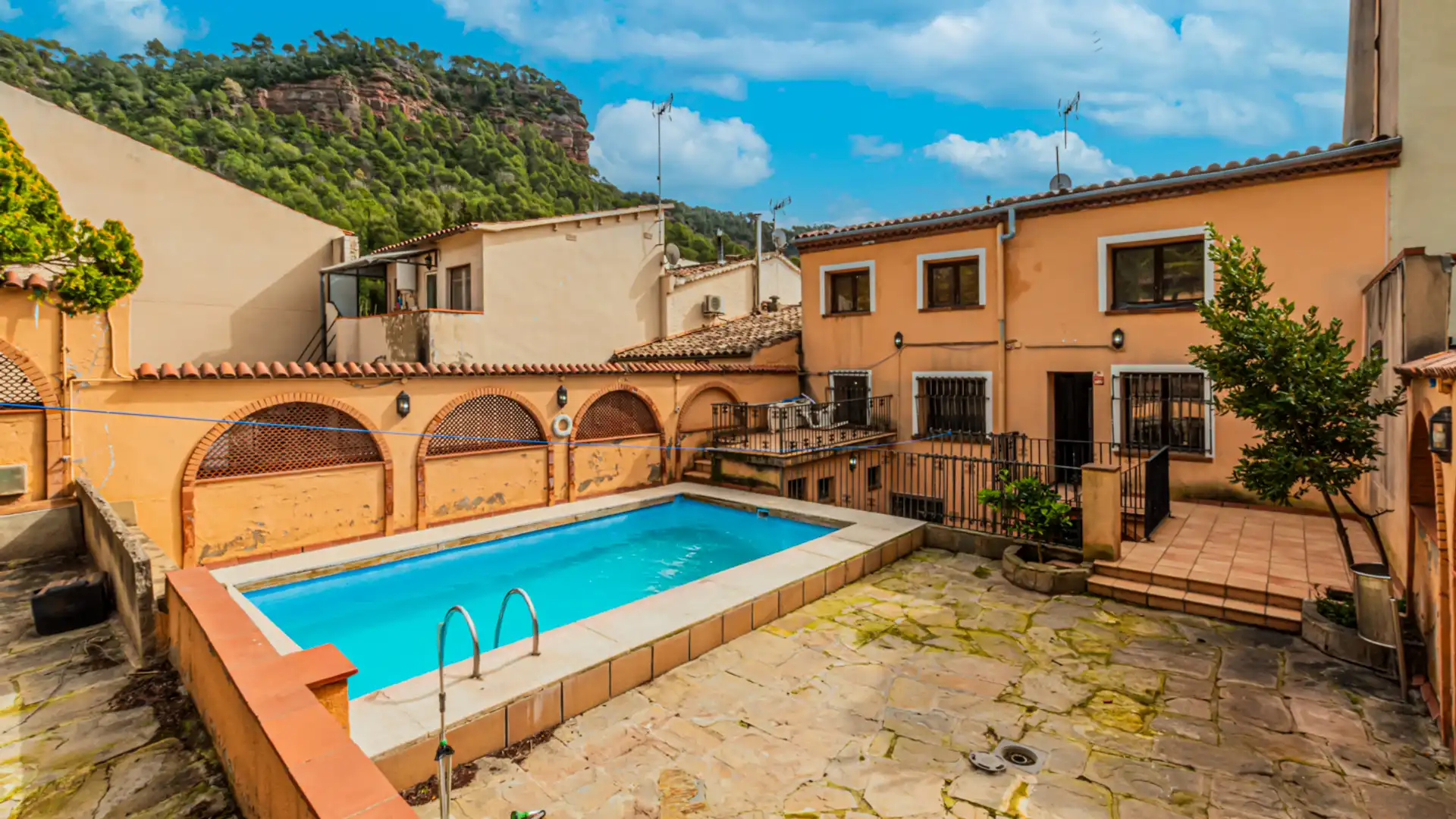 Exterior view of Single-family semi-detached for sale in Vacarisses  with Swimming Pool, Balcony and Alarm