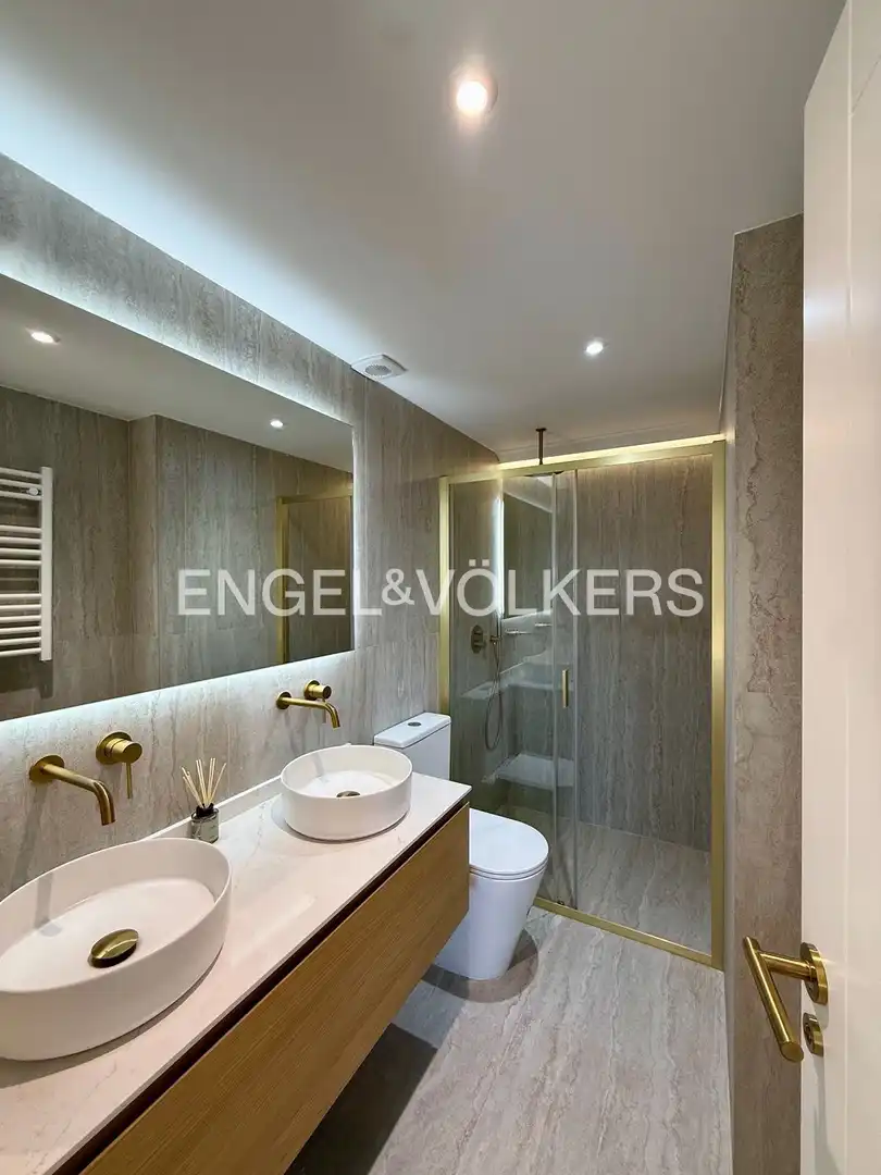 Bathroom of Flat for rent in Madrid  with Air Conditioner, Heating and Private garden