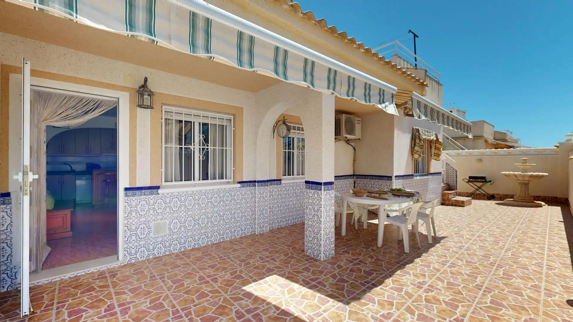 Terrassa de Casa adosada en venda en Torrevieja amb Aire condicionat, Calefacció i Jardí privat