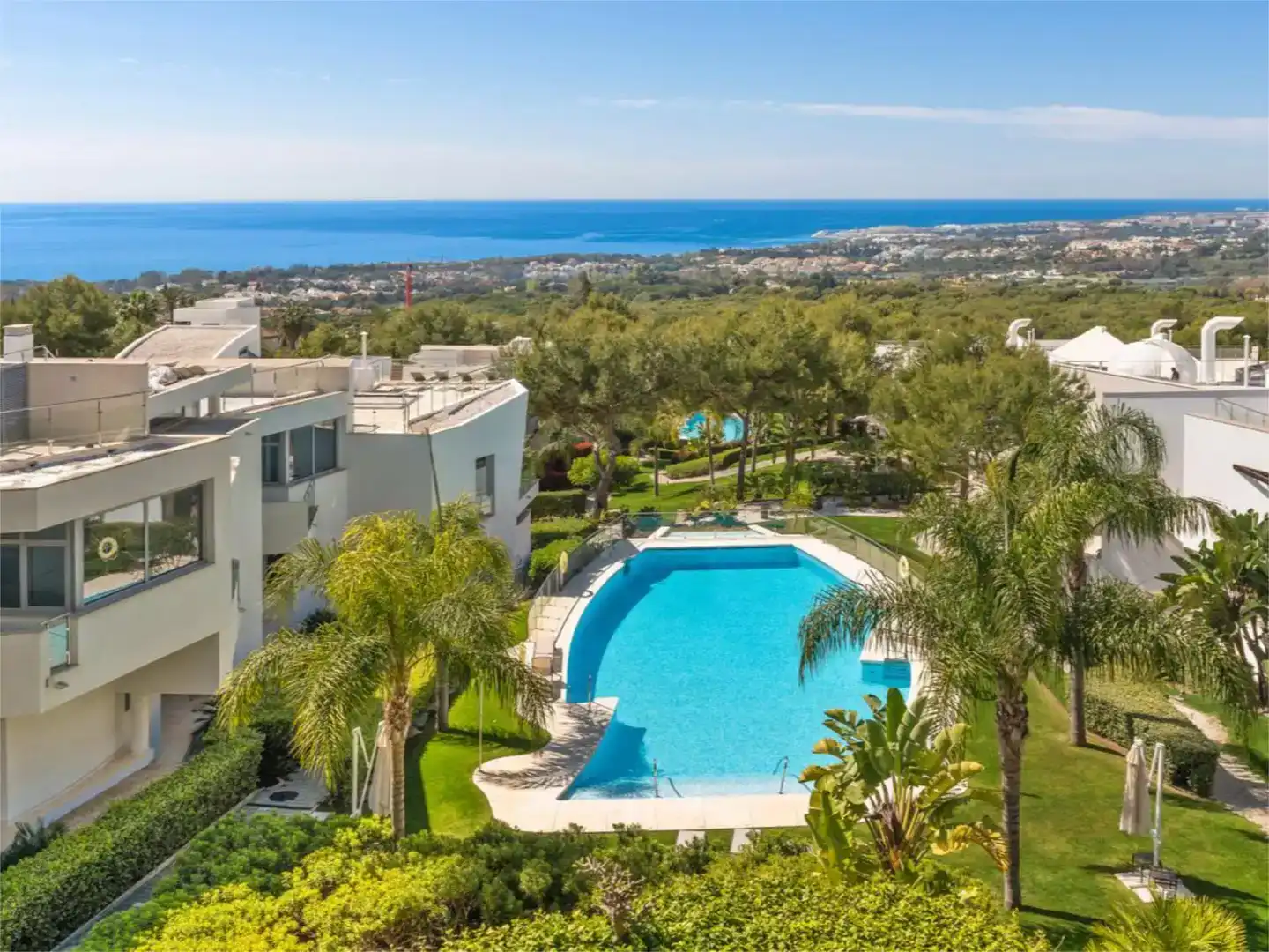 Vista exterior de Casa o xalet de lloguer en Marbella amb Aire condicionat, Piscina i Balcó