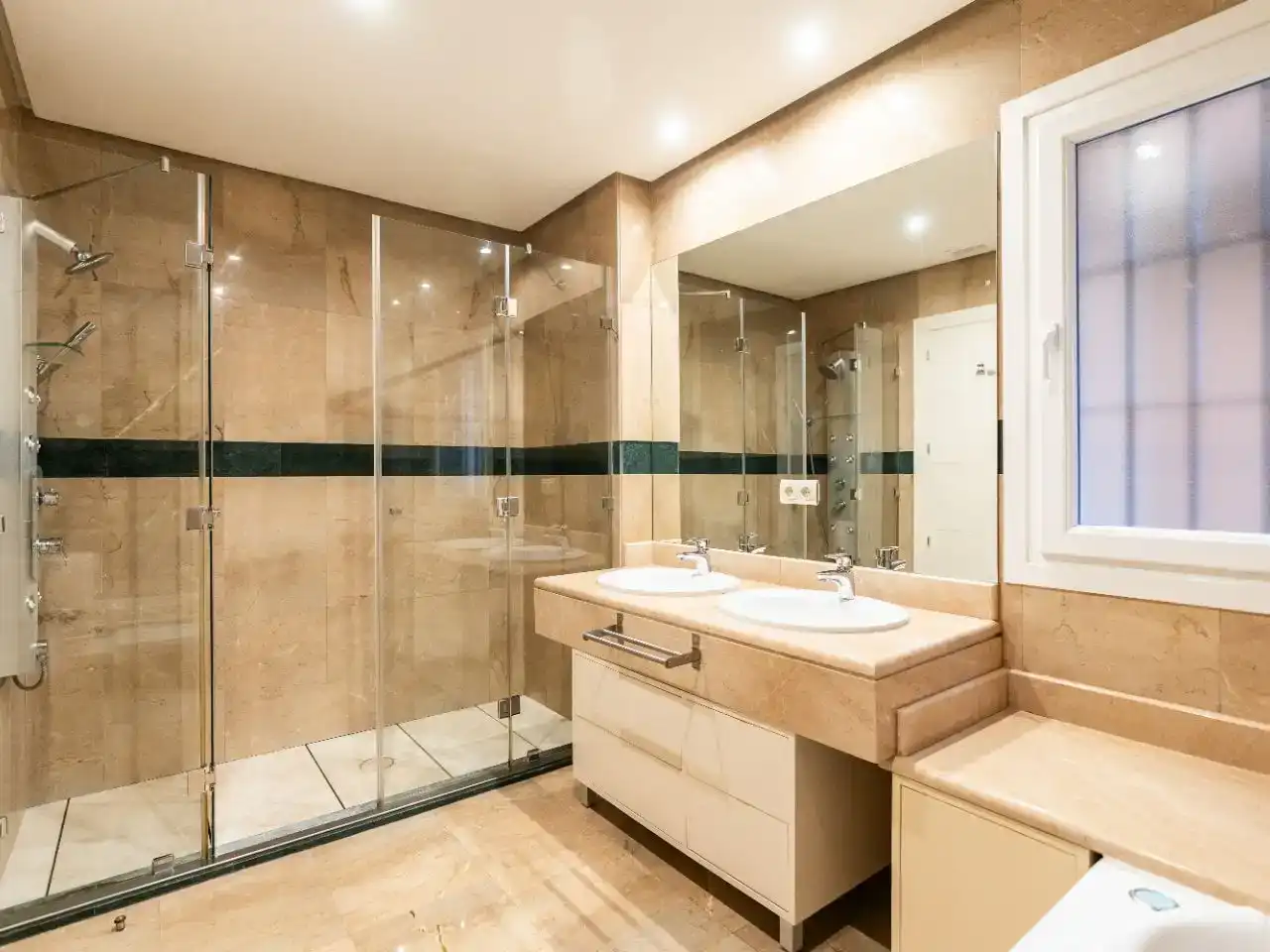 Baño de Piso en venta en Marbella con Aire acondicionado, Terraza y Piscina