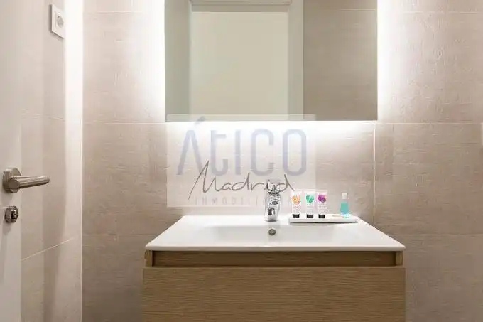Bathroom of Flat for rent in Madrid  with Air Conditioner, Heating and Furnished