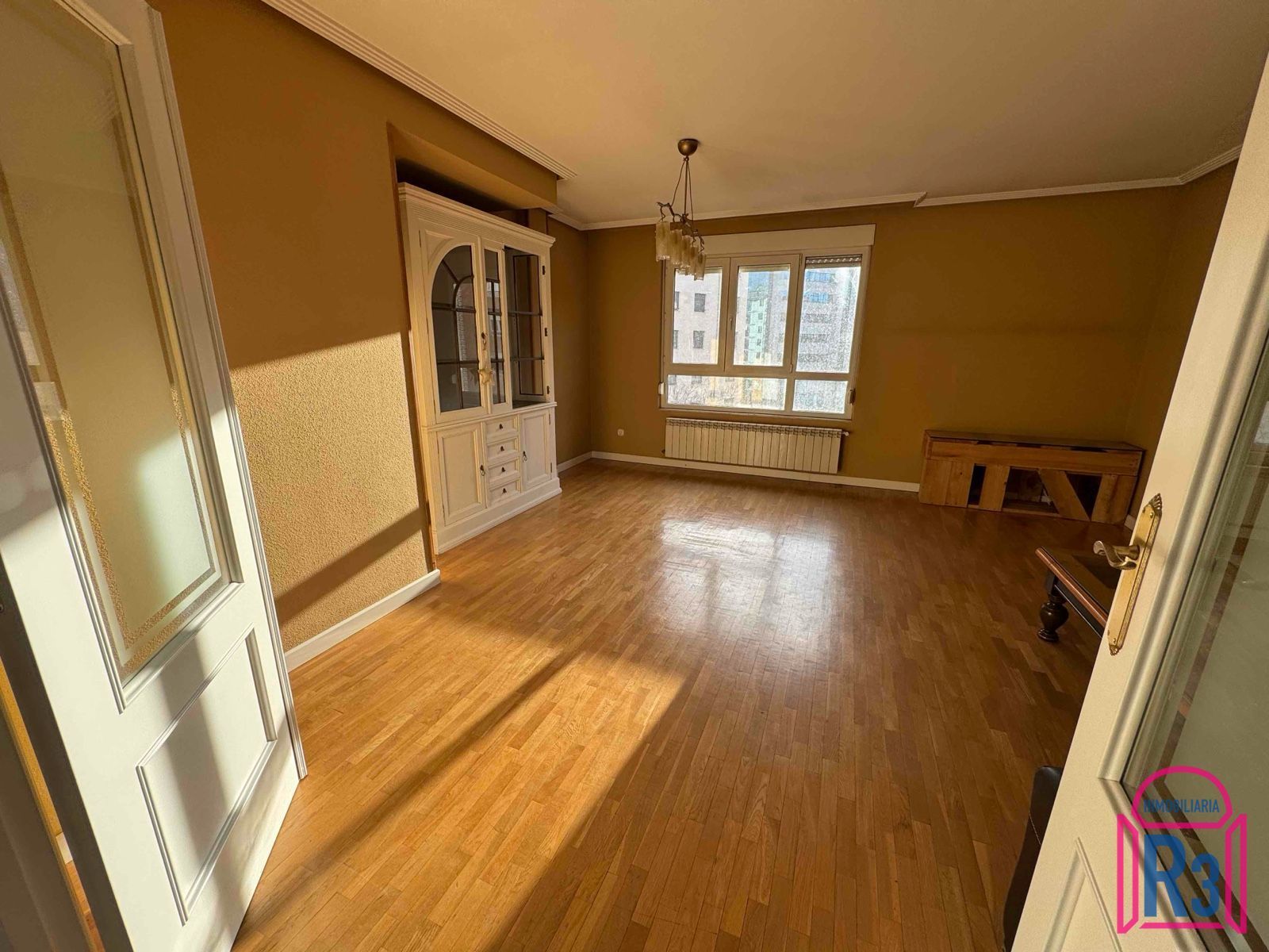 Sala d'estar de Dúplex en venda en León Capital  amb Calefacció i Traster