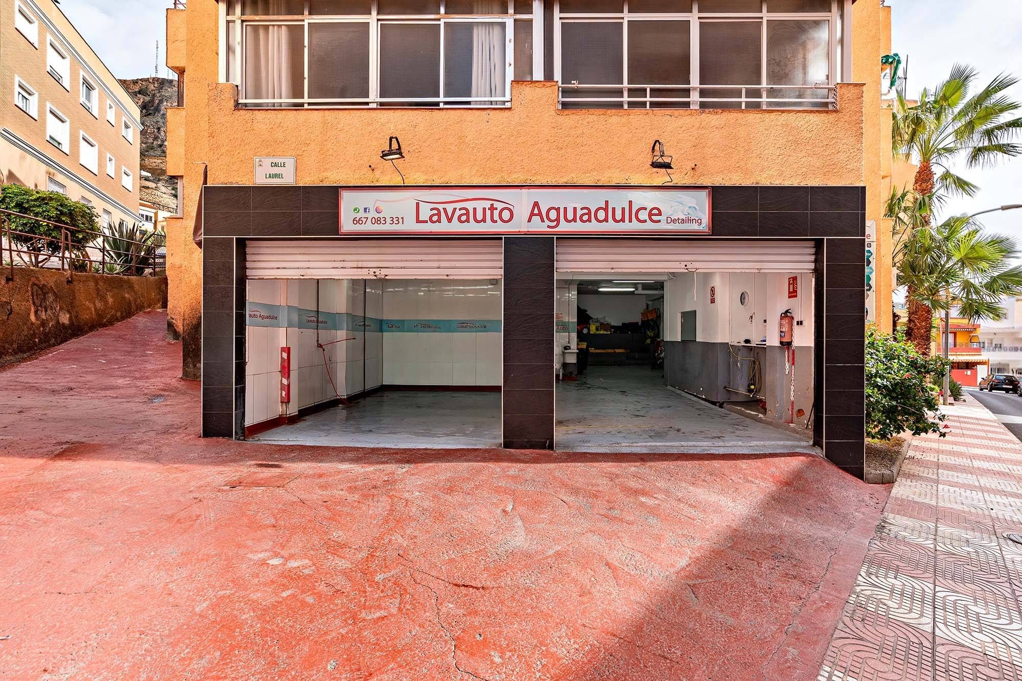 Vista exterior de Local en venda en Roquetas de Mar