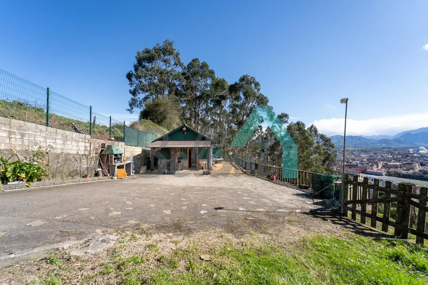 Vista exterior de Casa o xalet en venda en Oviedo  amb Jardí privat, Terrassa i Traster