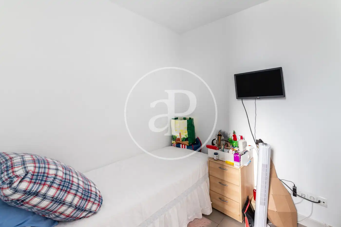 Habitación de Dúplex en venta en Madrid con Aire acondicionado, Calefacción y Jardín privado