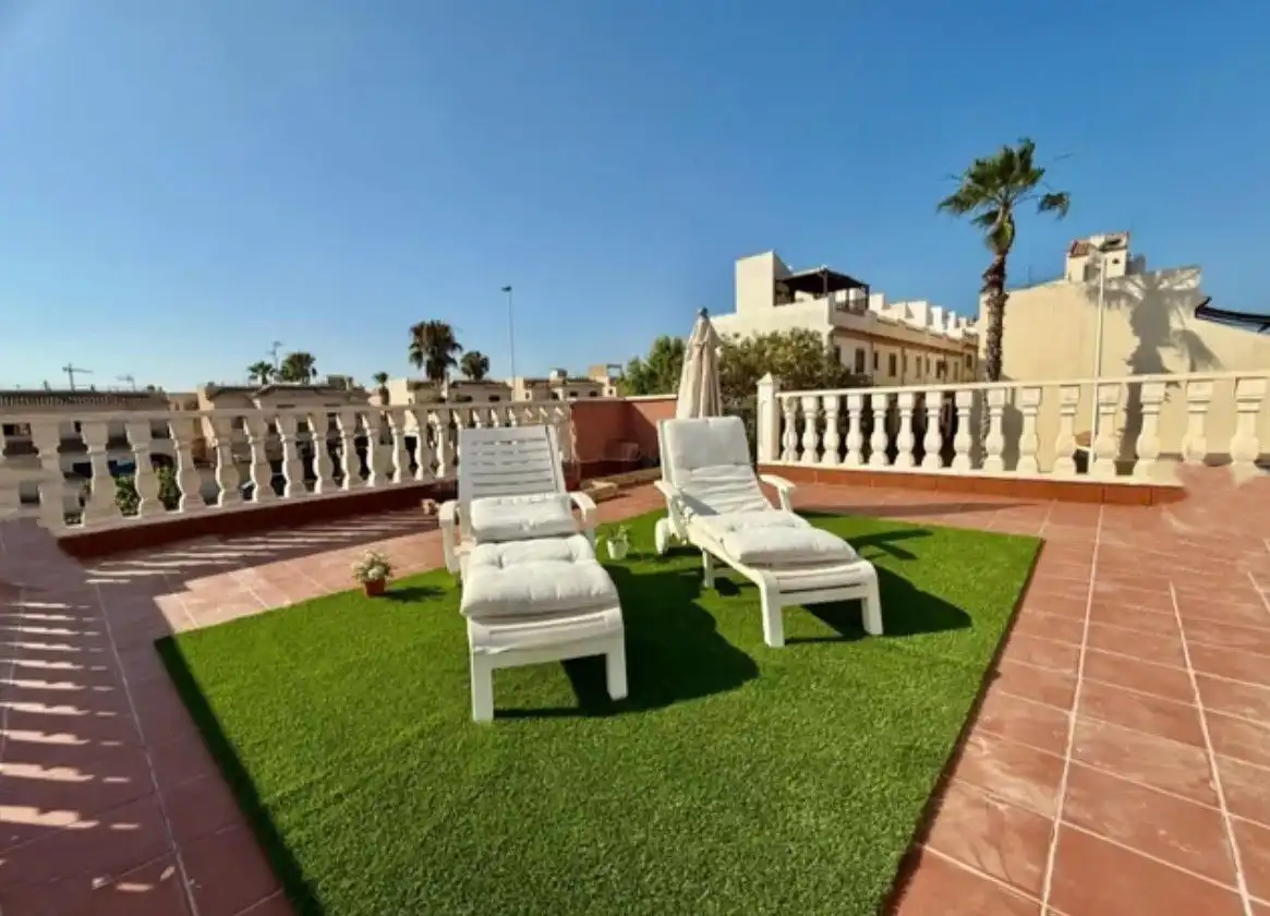 Terrassa de Casa o xalet de lloguer en Torrevieja amb Aire condicionat, Jardí privat i Piscina comunitària