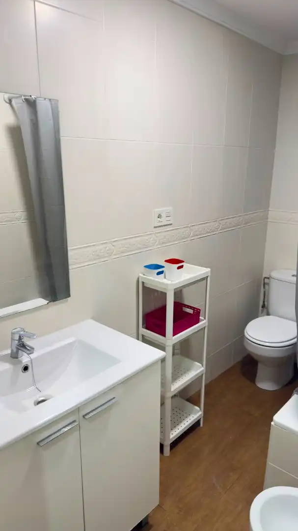 Baño de Piso de alquiler en Granada con Aire acondicionado, Amueblado y Lavadora