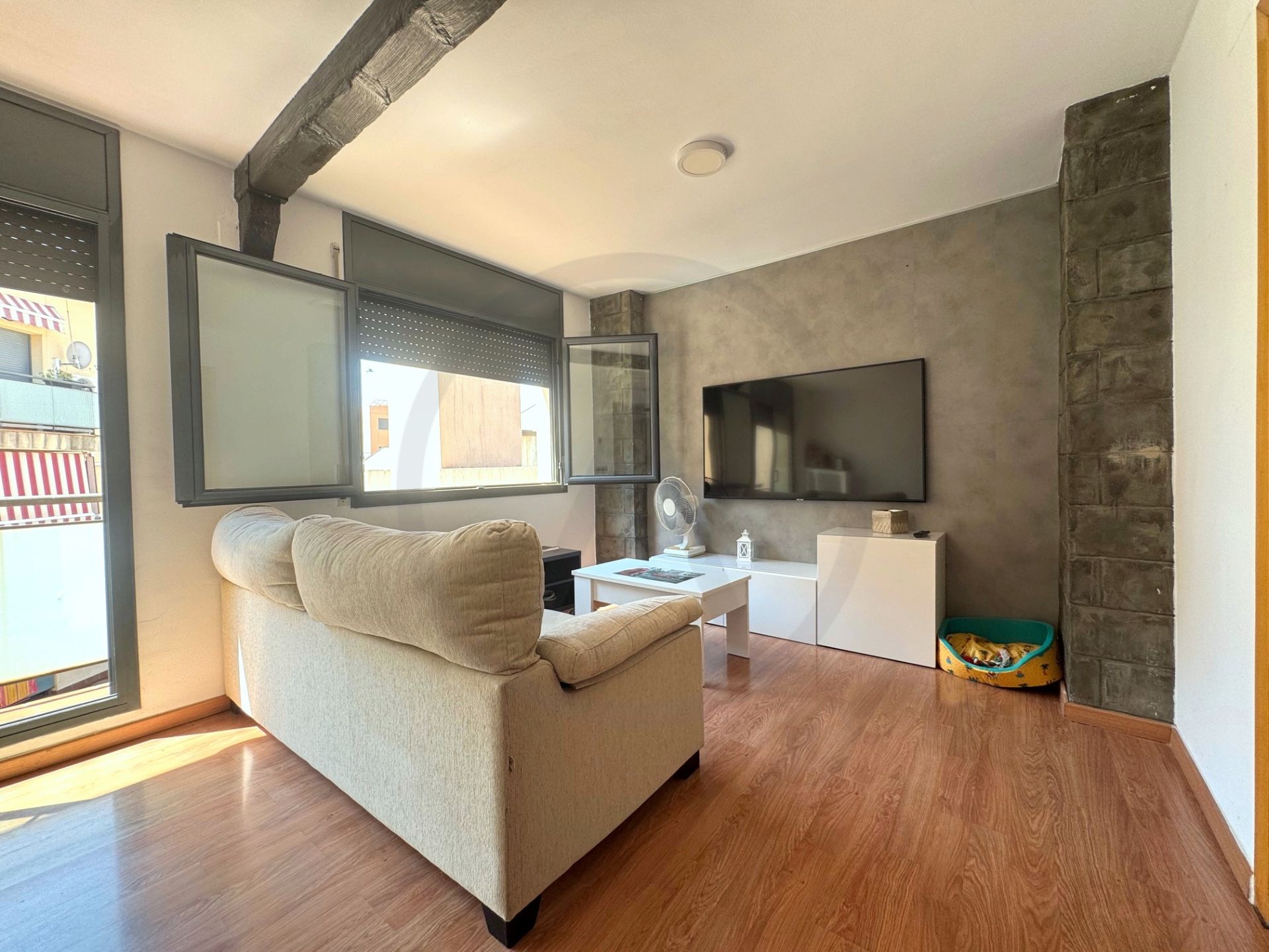 Sala de estar de Dúplex en venta en Terrassa con Aire acondicionado, Parquet y Terraza
