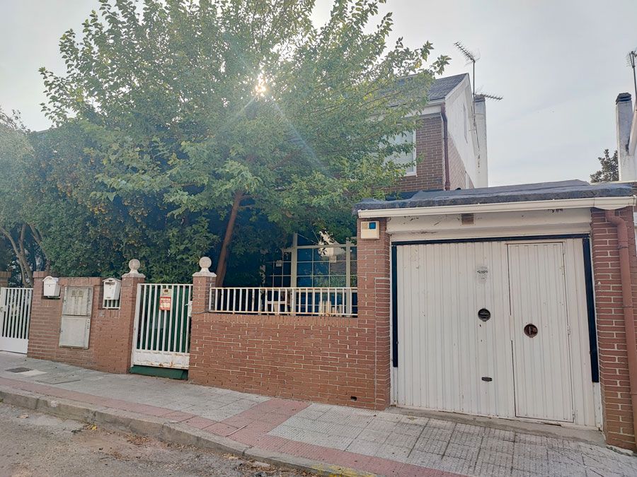 Vista exterior de Casa adosada en venda en Moralzarzal amb Jardí privat i Piscina comunitària