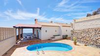 Vista exterior de Casa o xalet en venda en Salobreña amb Jardí privat, Terrassa i Piscina
