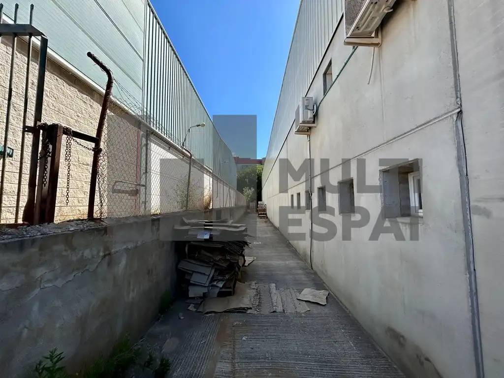 Vista exterior de Nau industrial en venda en Castellví de Rosanes