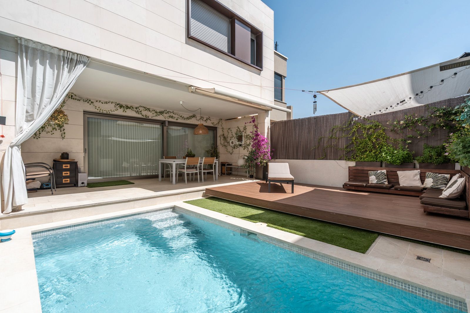 Swimming pool of Single-family semi-detached for sale in  Madrid Capital  with Heating, Private garden and Terrace