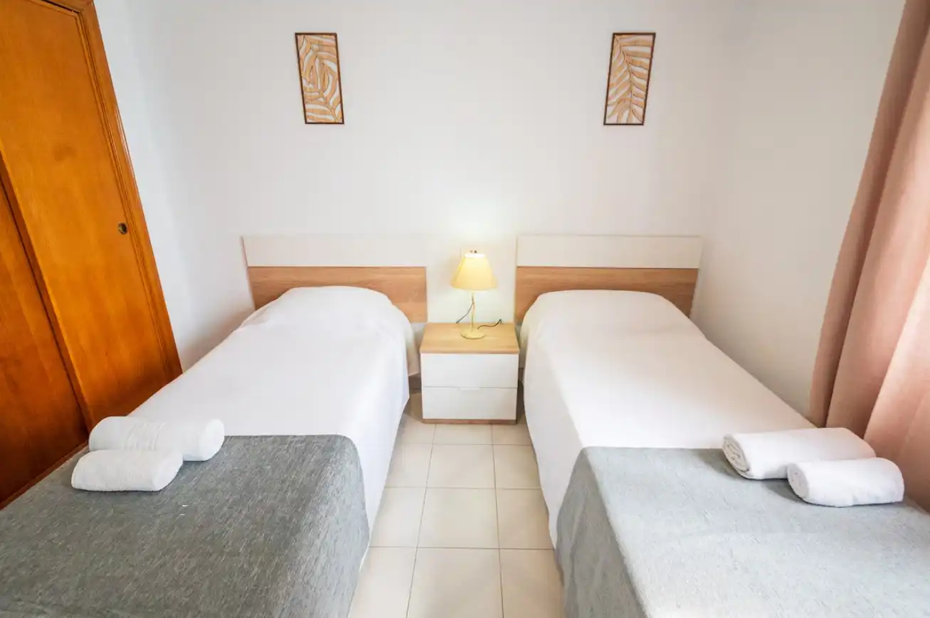 Schlafzimmer von Wohnungen zur Miete in Benidorm mit Klimaanlage, Parkett und Möbliert