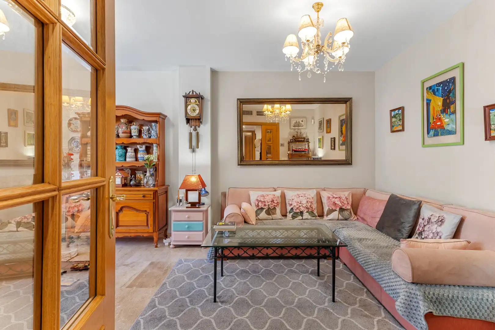 Sala d'estar de Planta baixa en venda en Marbella amb Aire condicionat, Jardí privat i Terrassa