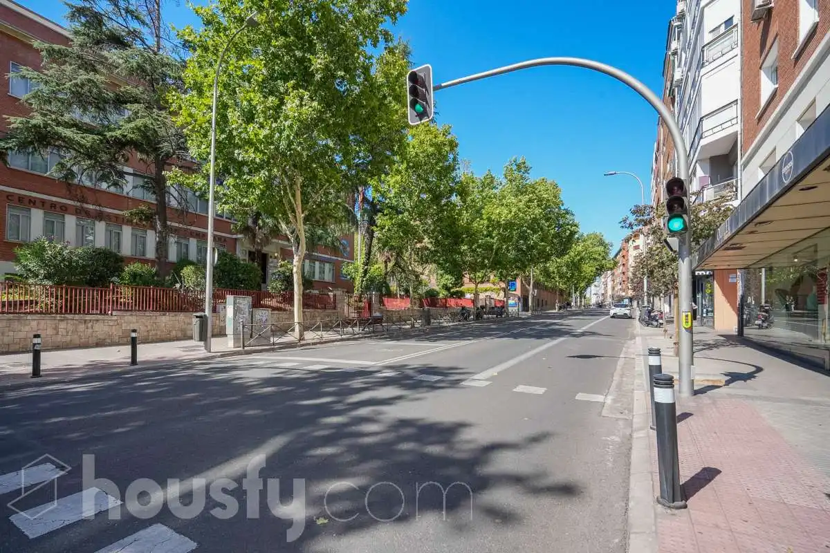 Vista exterior de Local en venda en Madrid