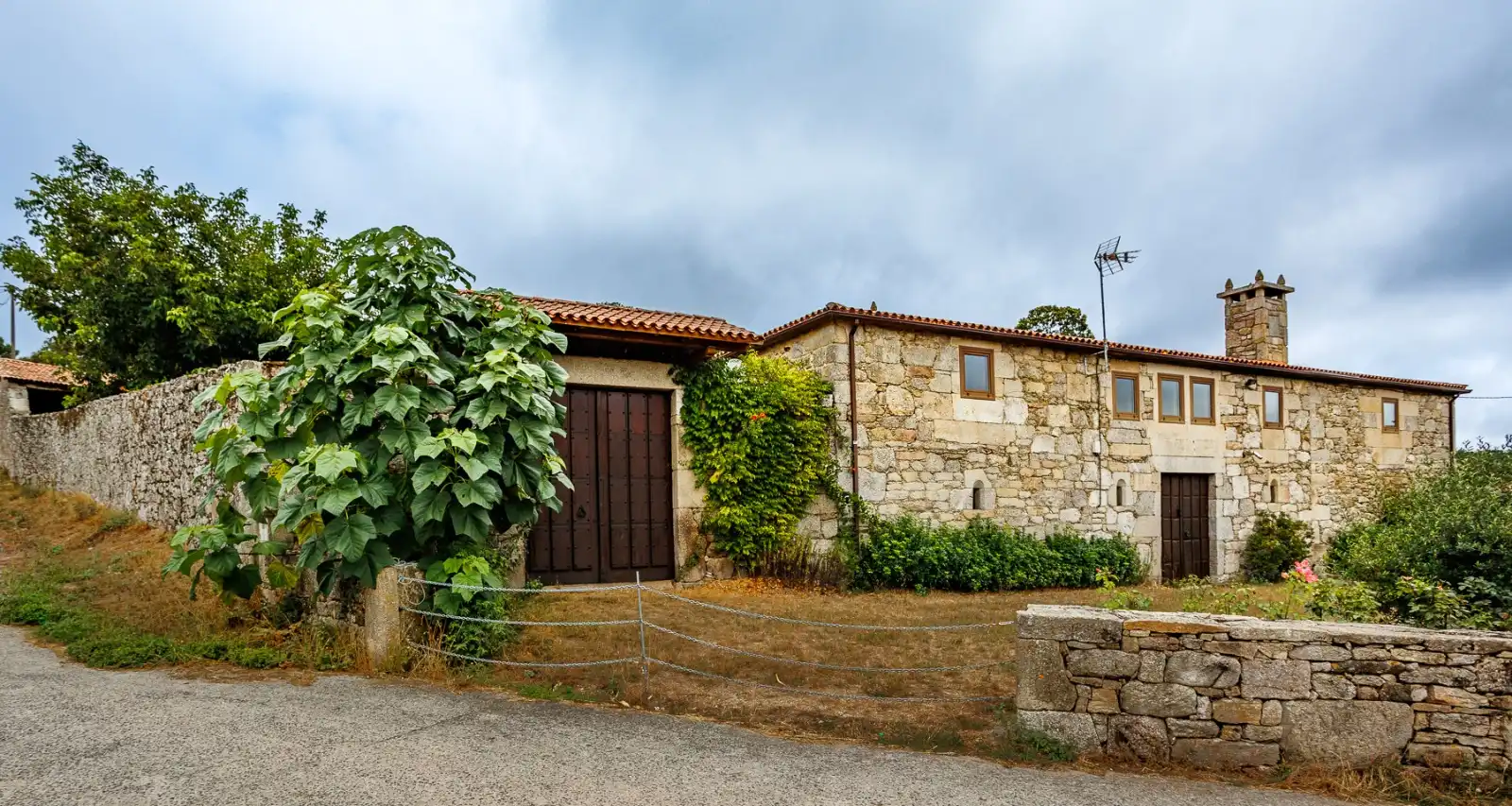 Vista exterior de Finca rústica en venda en Chantada amb Aire condicionat, Calefacció i Jardí privat