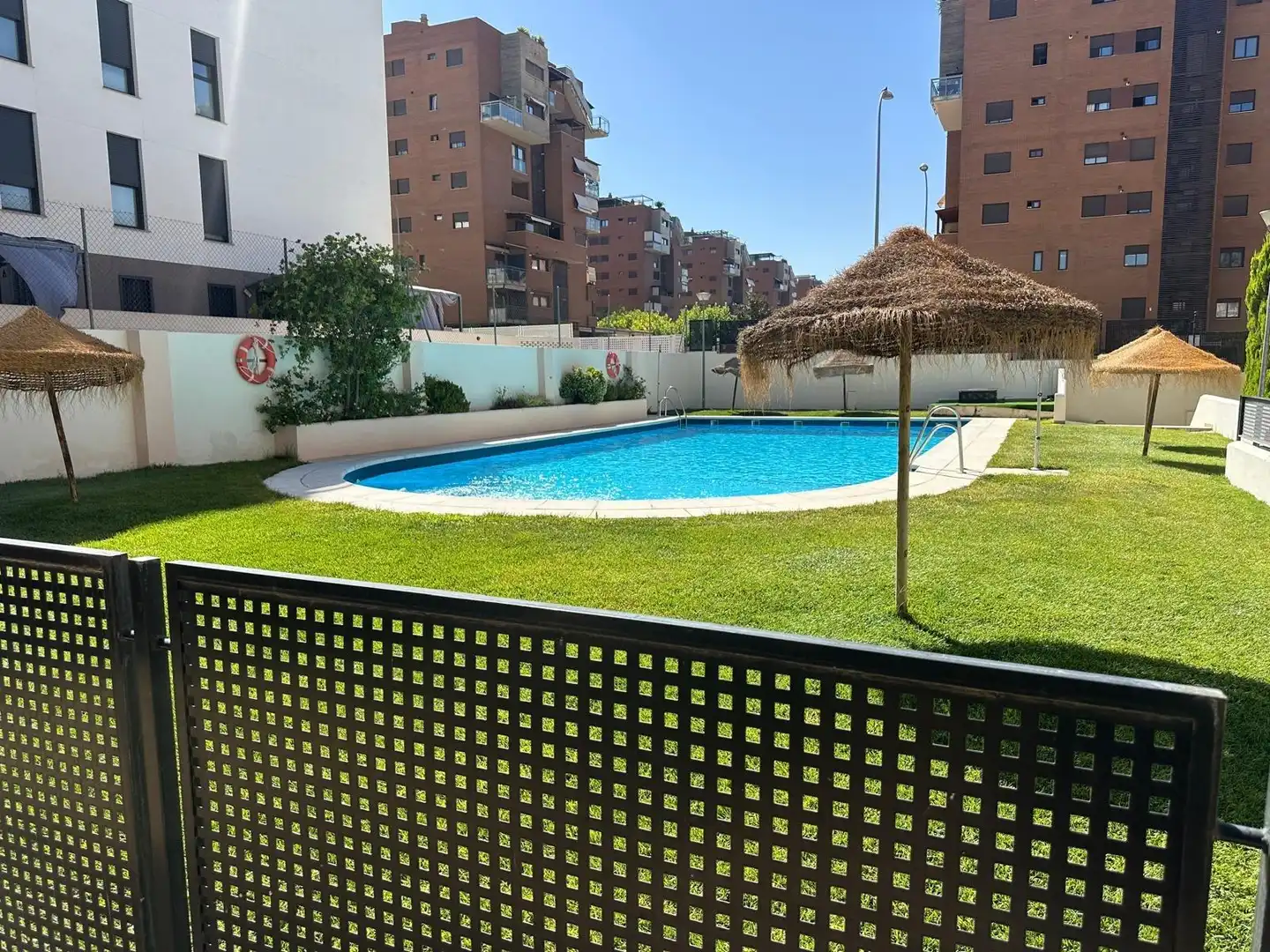 Piscina de Apartament de lloguer en Granada amb Aire condicionat, Calefacció i Moblat