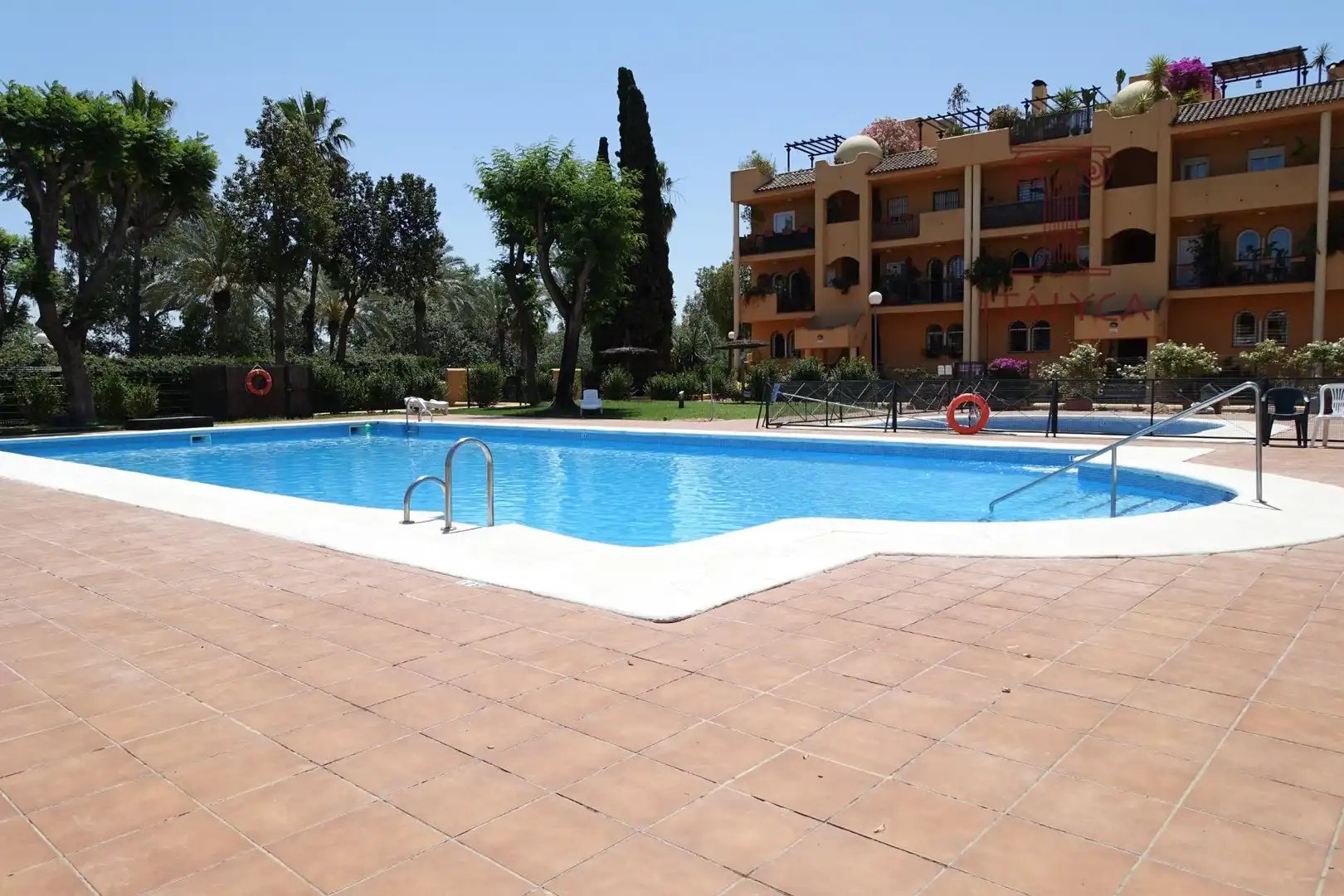 Schwimmbecken von Einfamilien-Reihenhaus zum Verkauf in San Juan de Aznalfarache mit Klimaanlage, Heizung und Privatgarten