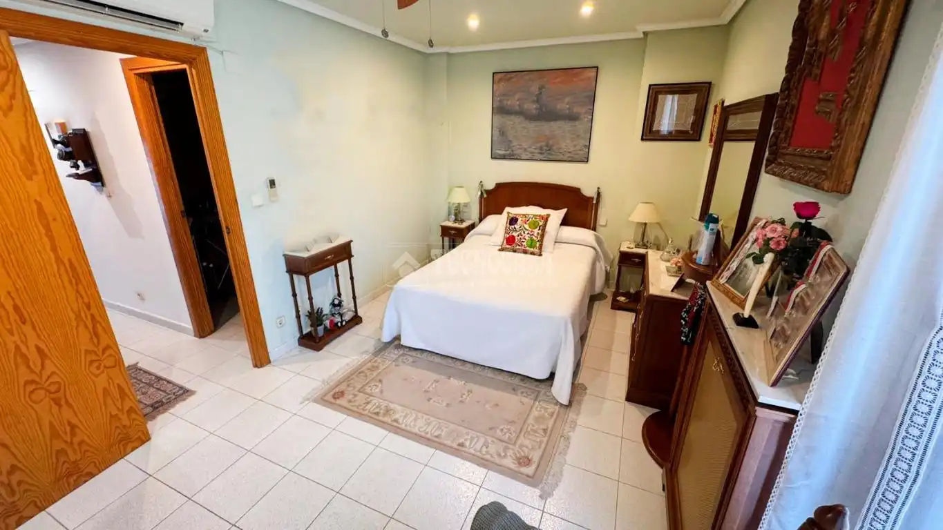 Habitación de Casa adosada en venta en Zaragoza con Aire acondicionado, Terraza y Piscina comunitaria